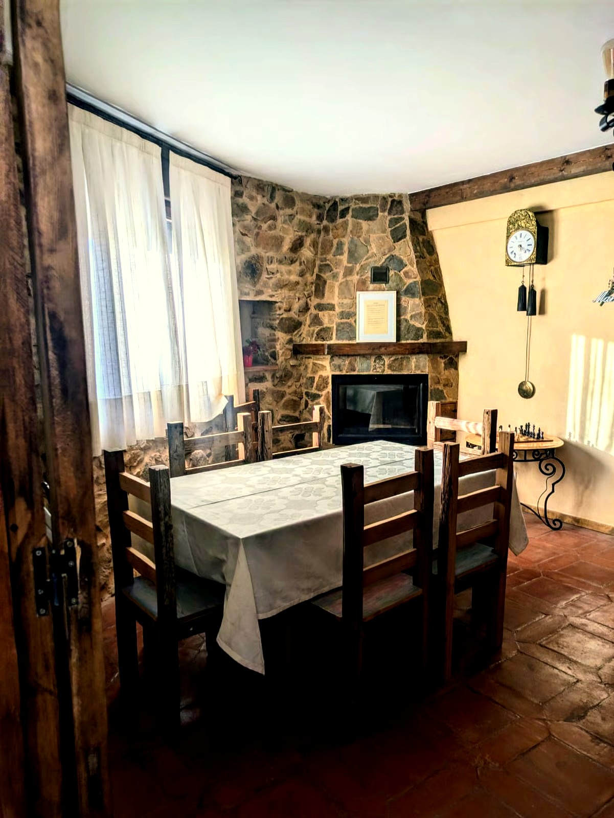 Salón y cocina comunes de la casa rural