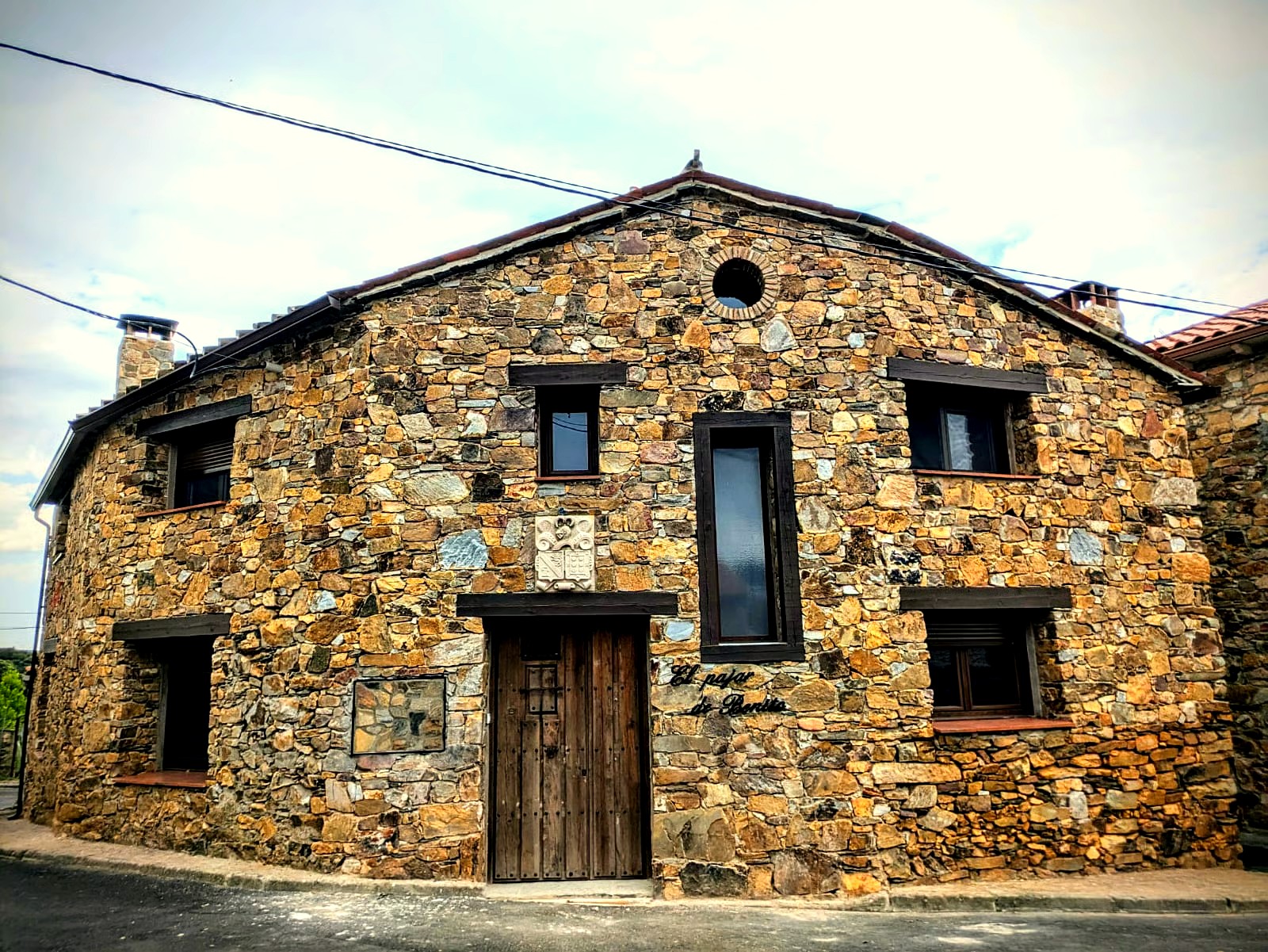 Calle empedrada de El Ordial con casas de piedra tradicionales