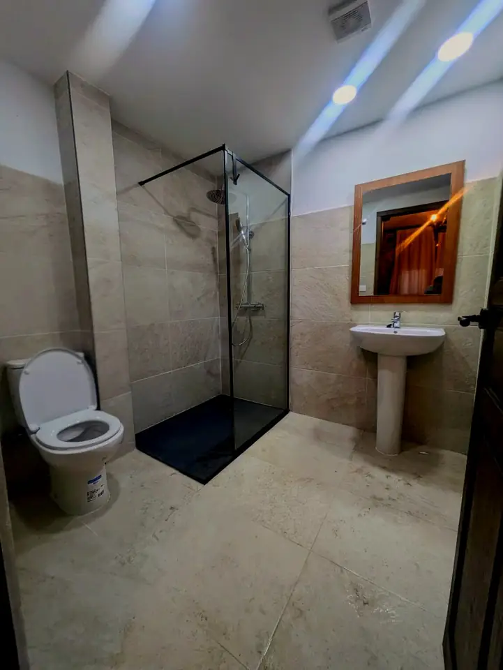 Baño privado con ducha de obra y azulejo artesanal
