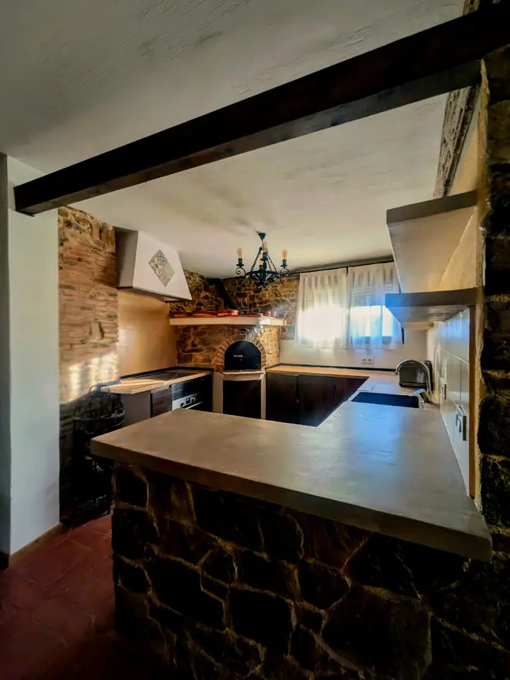 Cocina equipada de la casa rural con horno, vitrocerámica y menaje completo